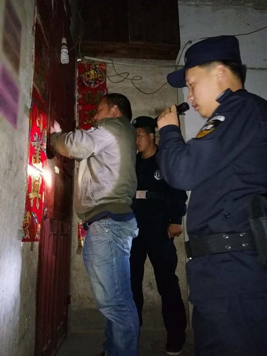 南平粗心妈妈误将幼女锁家中 